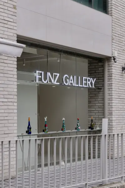 미니멀한 화이트 톤의 모던 갤러리 외관